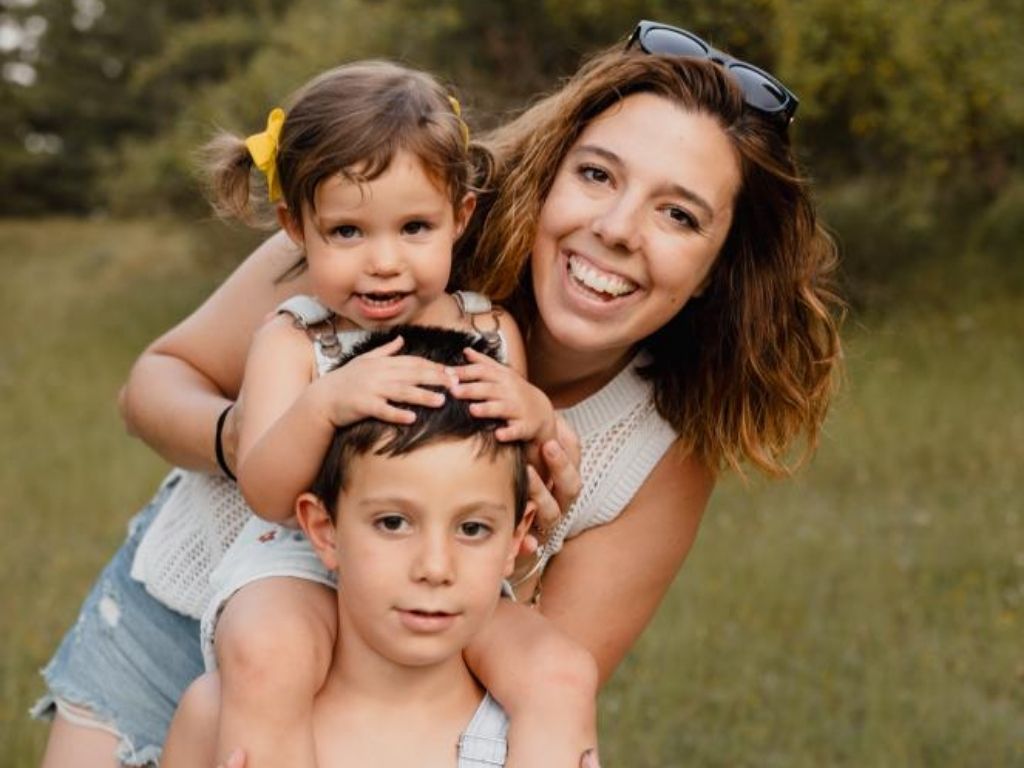 Carlota y sus dos hijos.