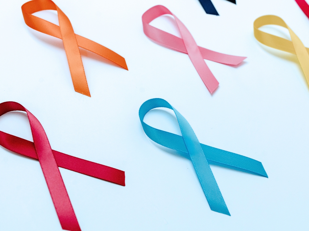 Lazos de colores por el cáncer