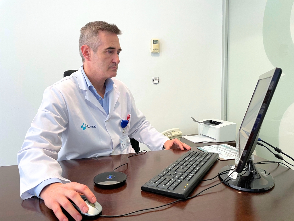 Médico de Viamed Hospitales en consulta utilizando ordenador con aplicación de ambient listenning