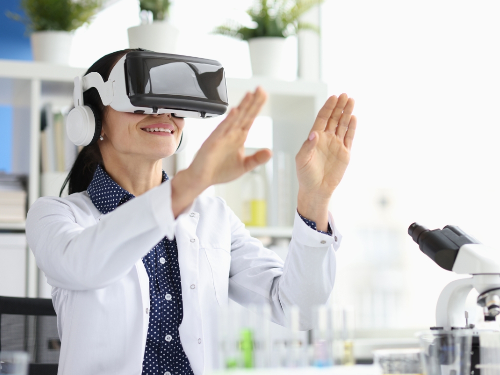 Mujer con gafas de realidad virtual en un laboratorio
