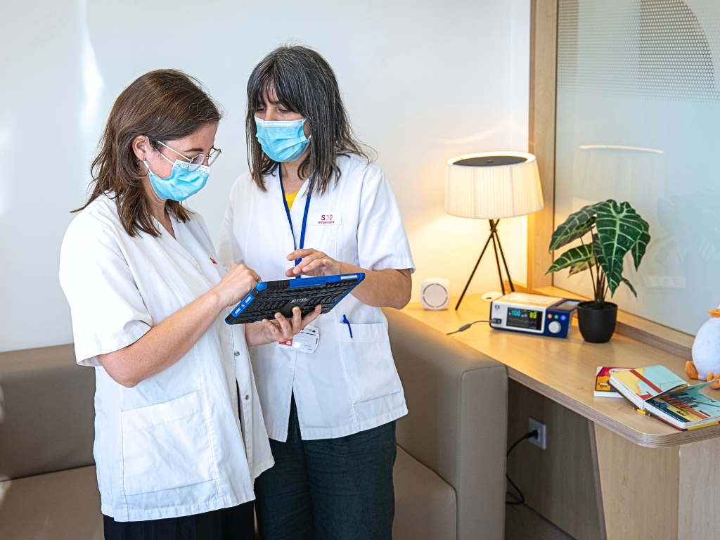 Personal sanitario instala servicio de climatización en hogar