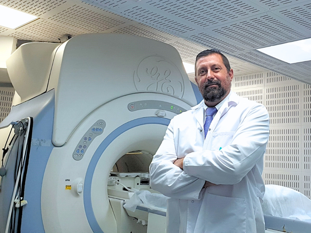Quirónsalud Málaga, sala de resonancia, doctor con bata