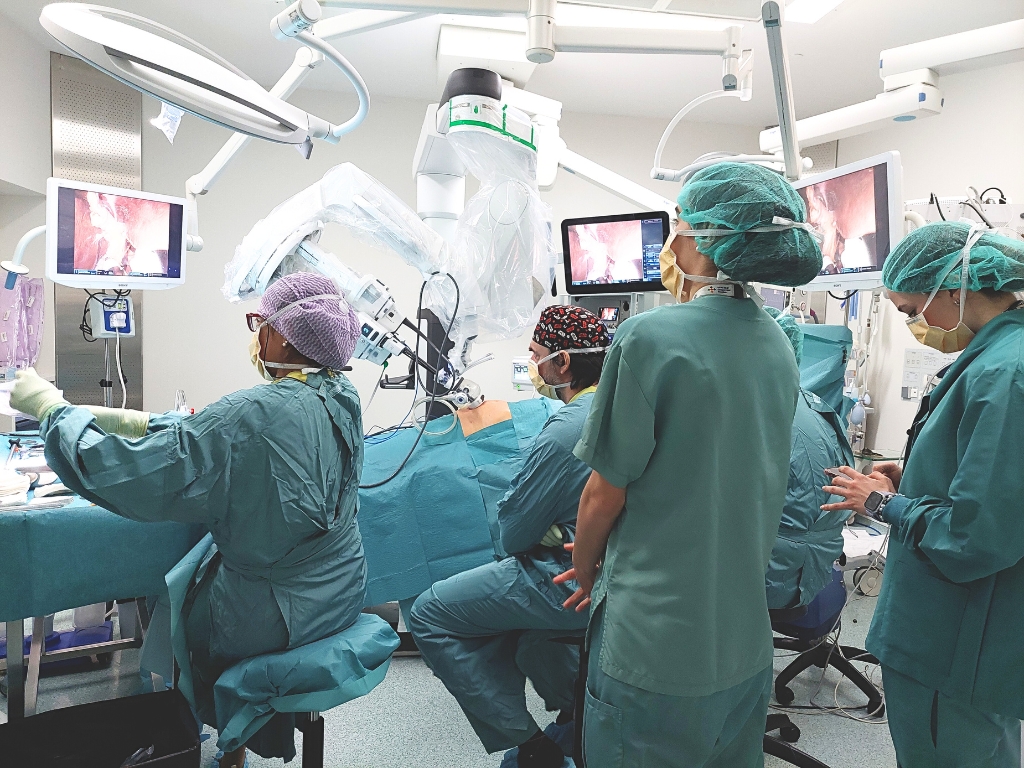 Unidad de Cirugía Hepatobiliopancreática (HBP) del Hospital Santa Creu i Sant Pau en quirófano realizando operación con robot da Vinci unipuerto