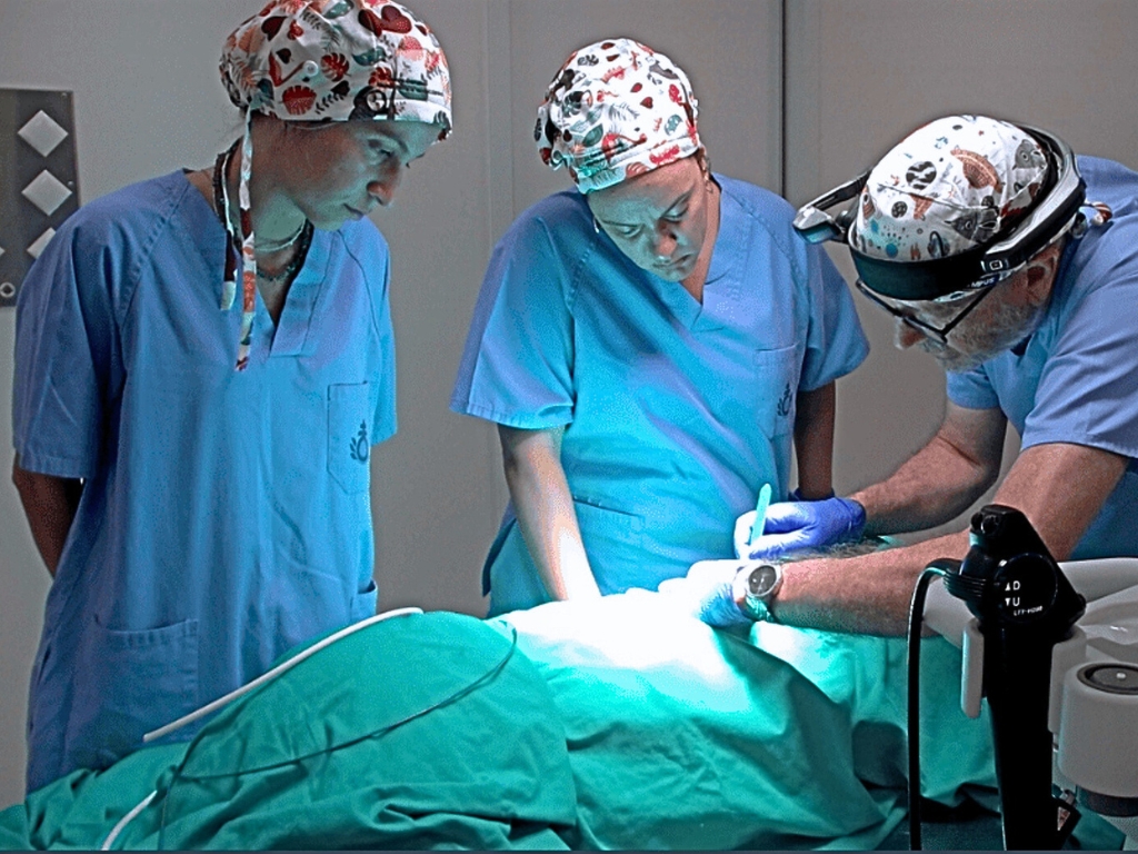 Cirujanos en quirófano