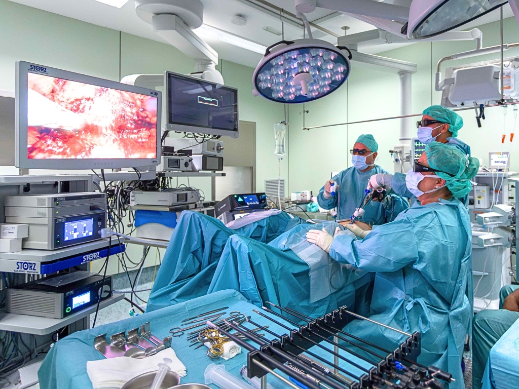 Cirujanos haciendo operación a paciente en quirófano