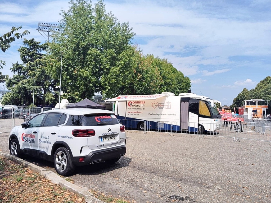Coche y caravana de telemedicina durante la vuela ciclista