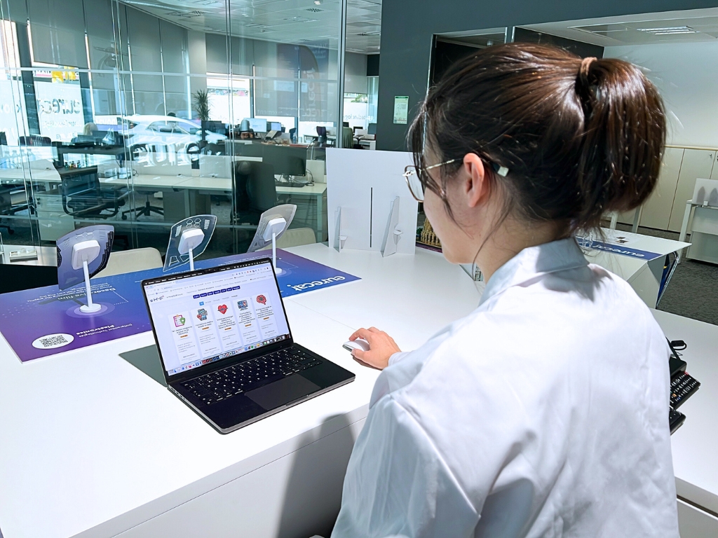 Mujer sentada frente al ordenador para hacer una formación online