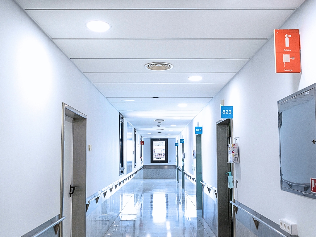 Pasillo de hospital con techo Saint-Gobain Ecophon