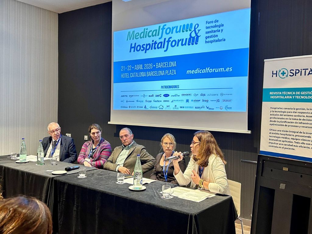 De izquierda a derecha: José Francisco Soto Bonel, presidente de SEDISA; Rosa García Miralles, directora económico-financiera del Hospital Clínic Barcelona; Albert Salazar Soler, gerente del Hospital Universitari Vall d’Hebron; Cristina Capdevila Aguilera, gerente del Hospital Universitari de Bellvitge-Hospital de Viladecans; y Anna Guiró Diéguez, gerente del Hospital Vithas Barcelona.