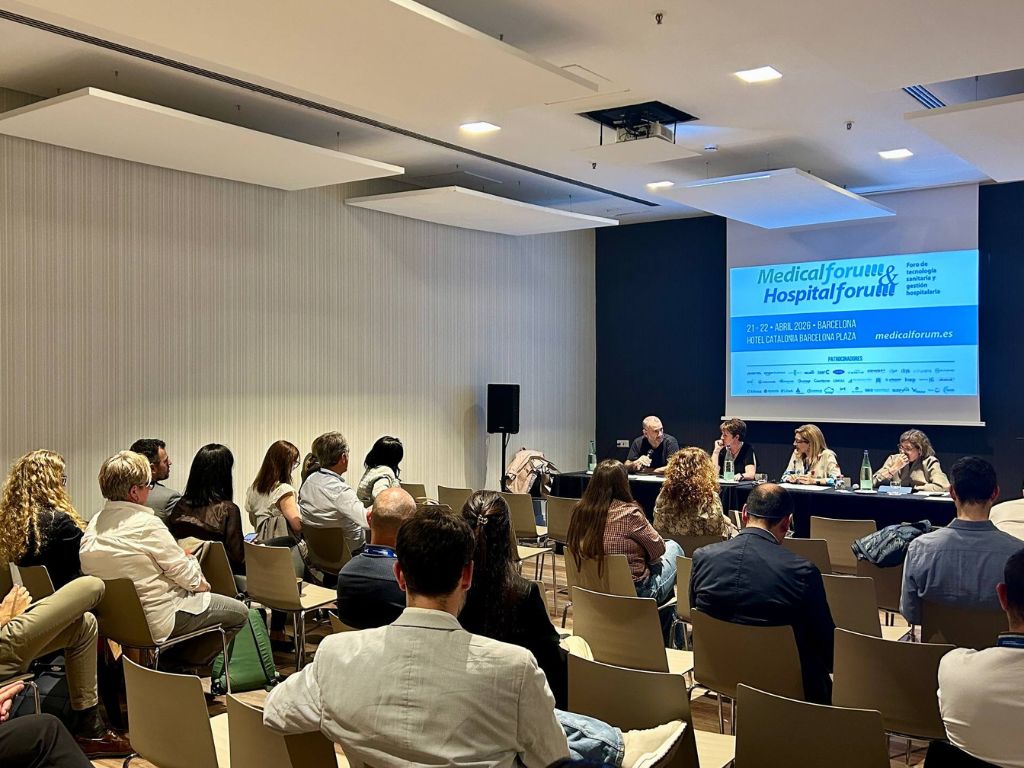 De izquierda a derecha: Jordi Gascón Bayarri, subdirector médico del Hospital Universitari de Bellvitge; Mireia Vicente García, directora asistencial enfermera de la Fundación Sanitaria de Mollet y presidenta de HPH Catalunya; Mª Montserrat Chimeno Viñas, presidenta de la Sociedad Española de Medicina Interna y de la Fundación Española de Medicina Interna; e Isabel Grimal Melendo, adjunta a la Dirección Gerencia del Parc Sanitari Sant Joan de Déu.