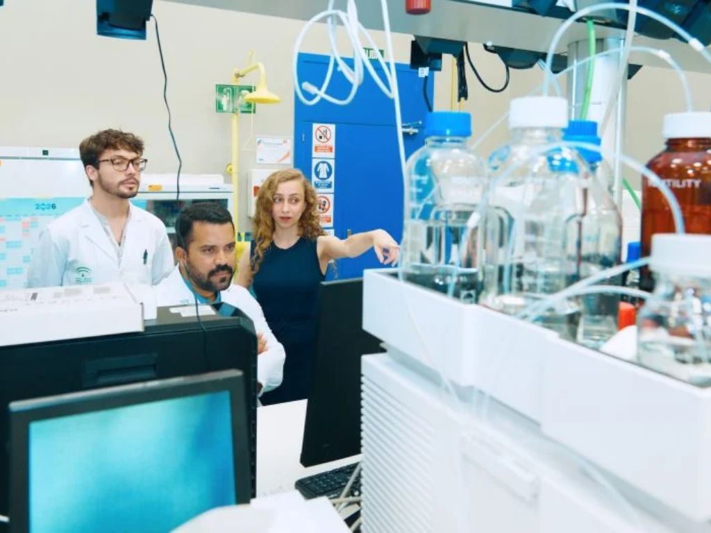 Álvaro Torres, Carlos Butrón y Claudia del Campo, en el laboratorio.